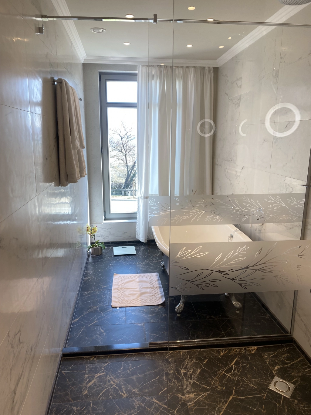 Grand deluxe room with sea view, balcony and bathtub