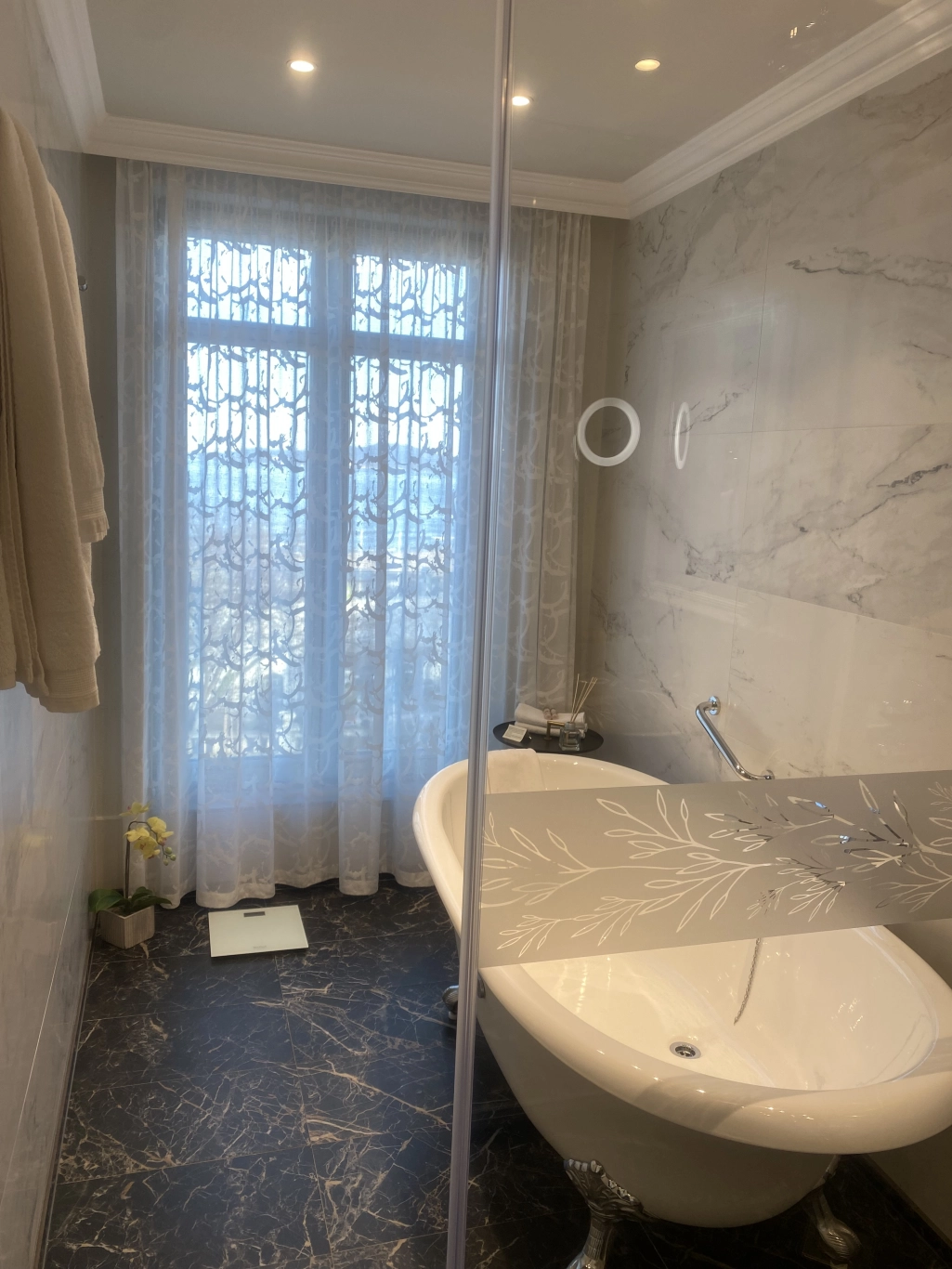 Grand deluxe room with sea view, balcony and bathtub