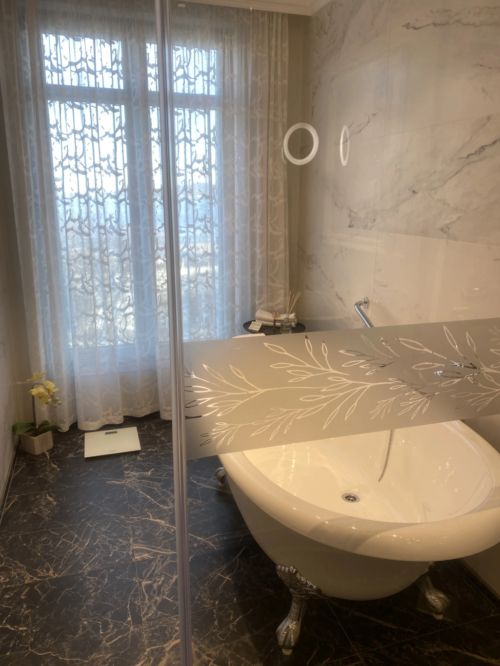 Grand deluxe room with sea view, balcony and bathtub