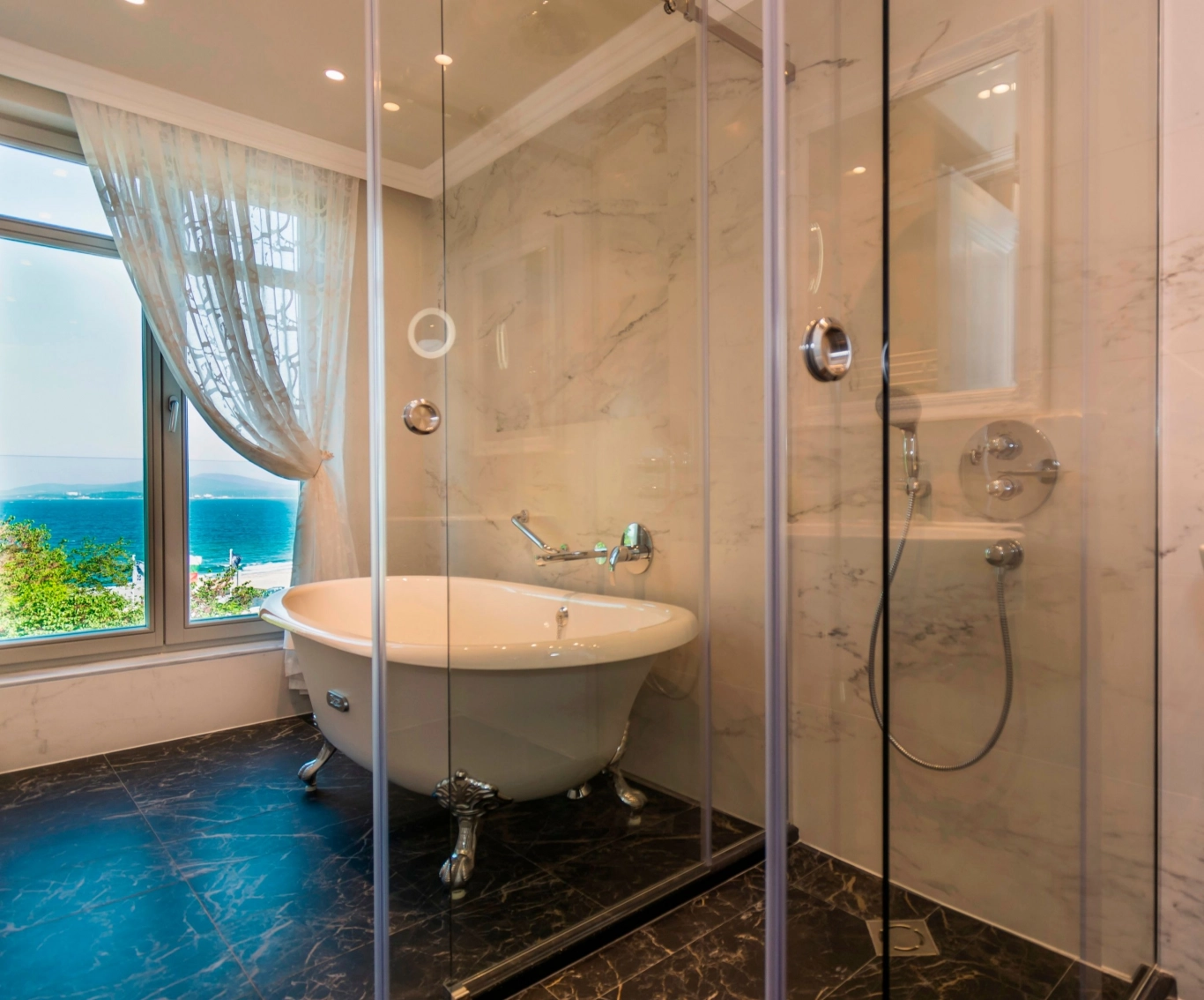 Grand deluxe room with sea view, balcony and bathtub