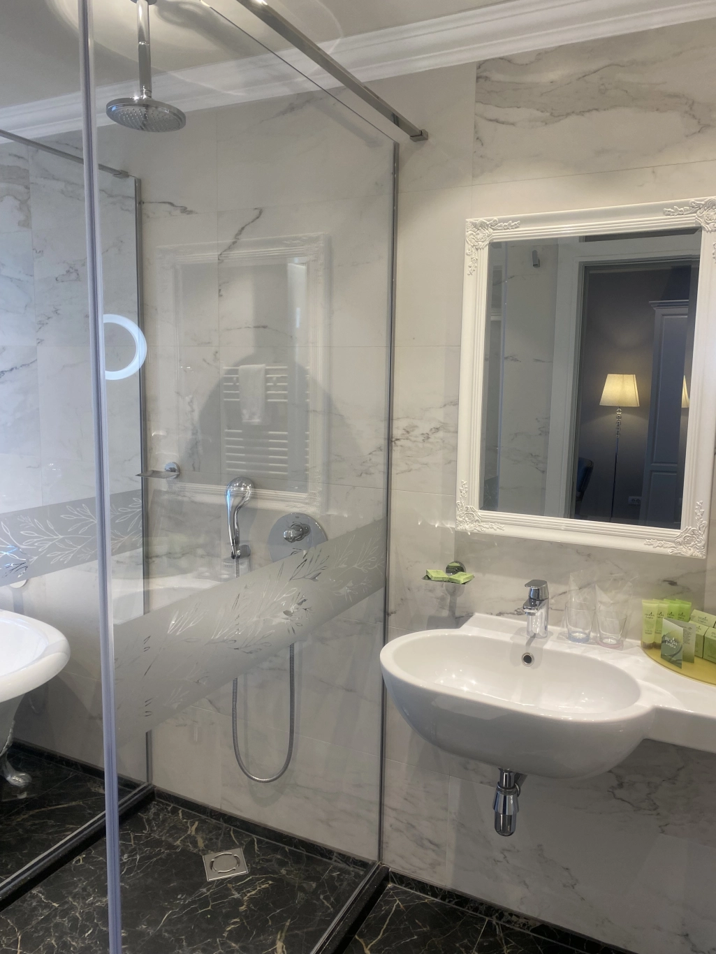 Grand deluxe room with sea view, balcony and bathtub